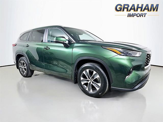 Used 2024 Toyota Highlander XLE AWD/4WD image 1