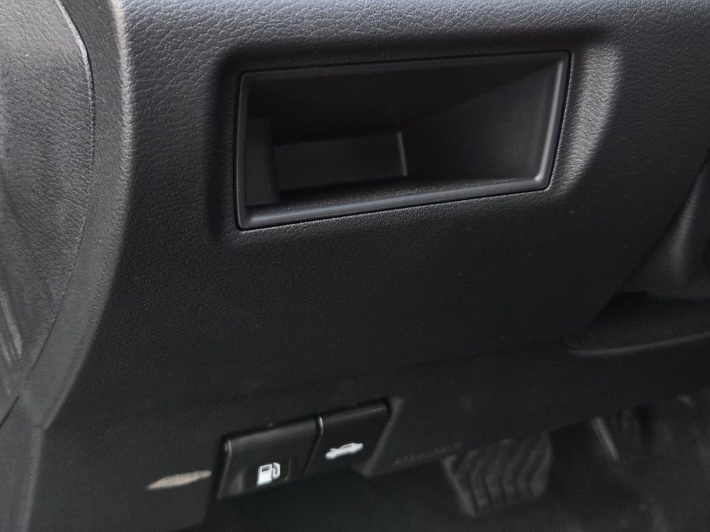 New 2025 Nissan Versa SR w/ Trunk Package image 16