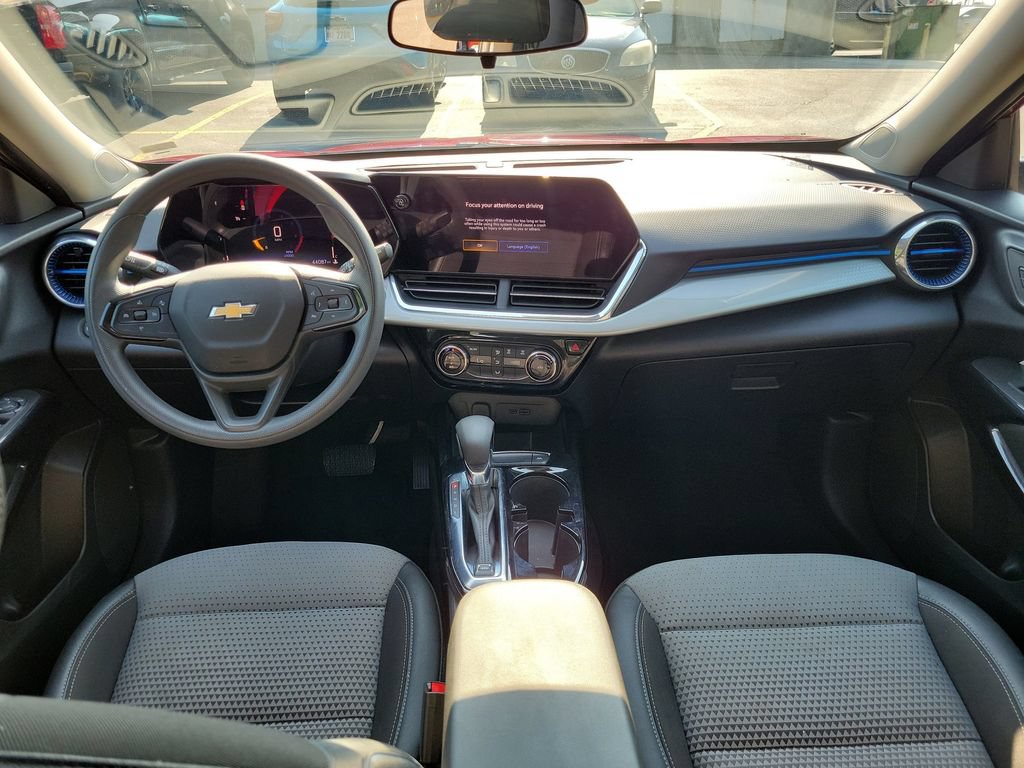 Used 2025 Chevrolet Trax LT FWD image 12