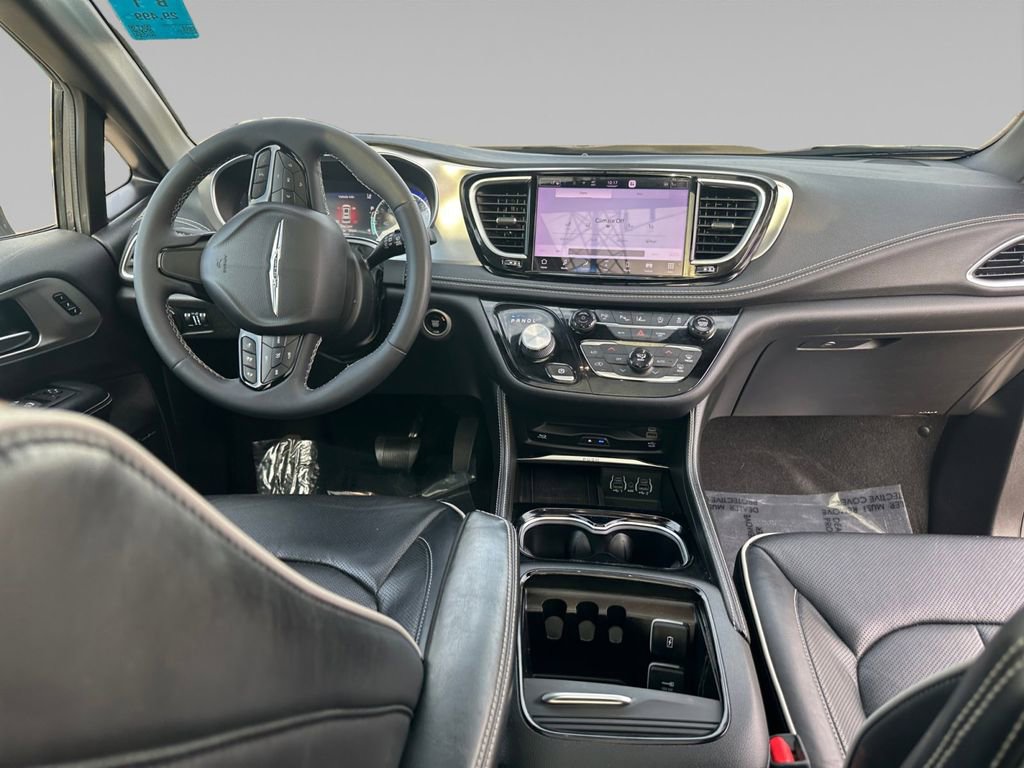 Certified 2022 Chrysler Pacifica Limited w/ Uconnect Theater Family Group image 3