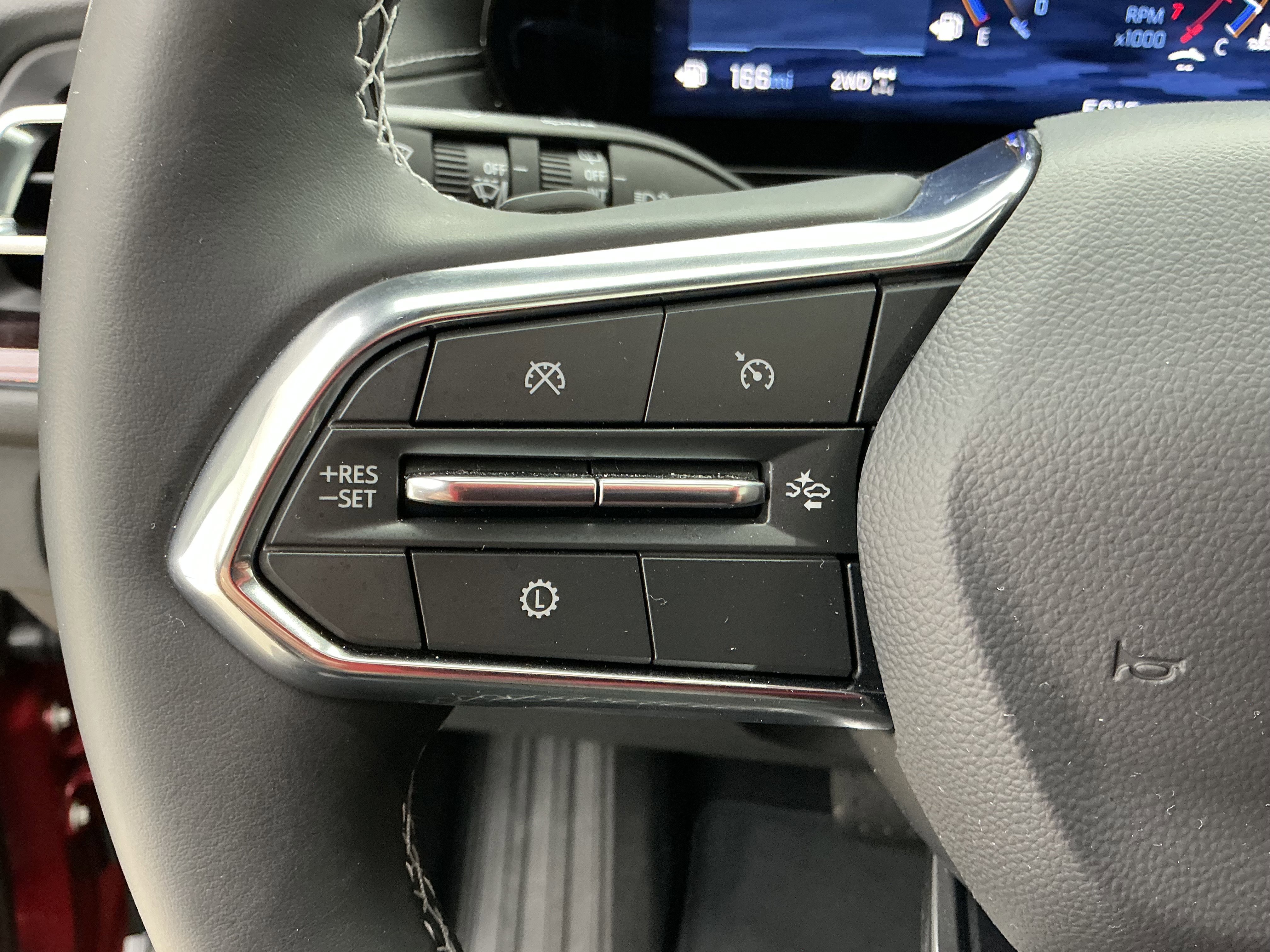 Used 2025 Chevrolet Traverse Z71 image 9