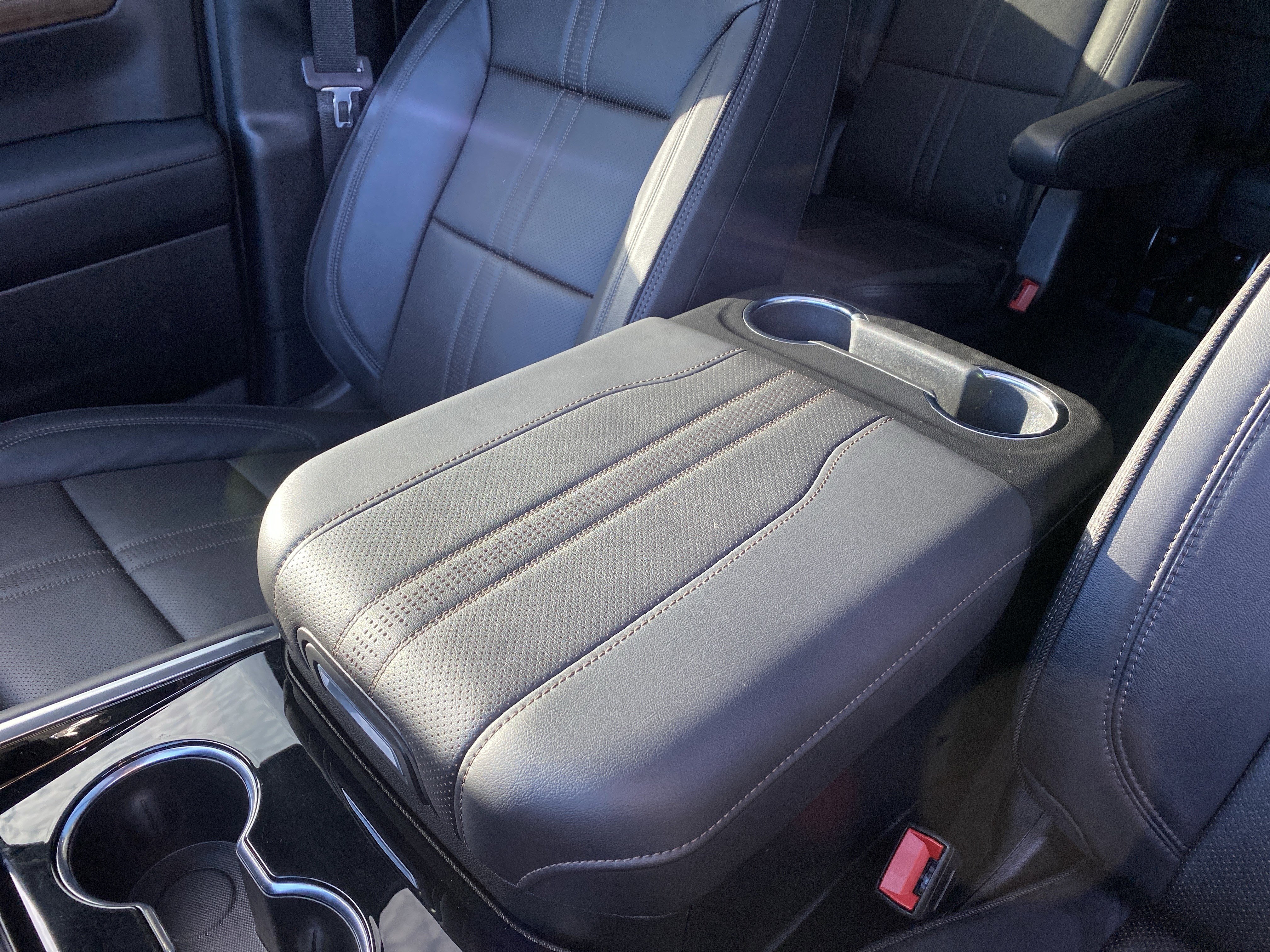 Used 2025 Chevrolet Suburban High Country image 43