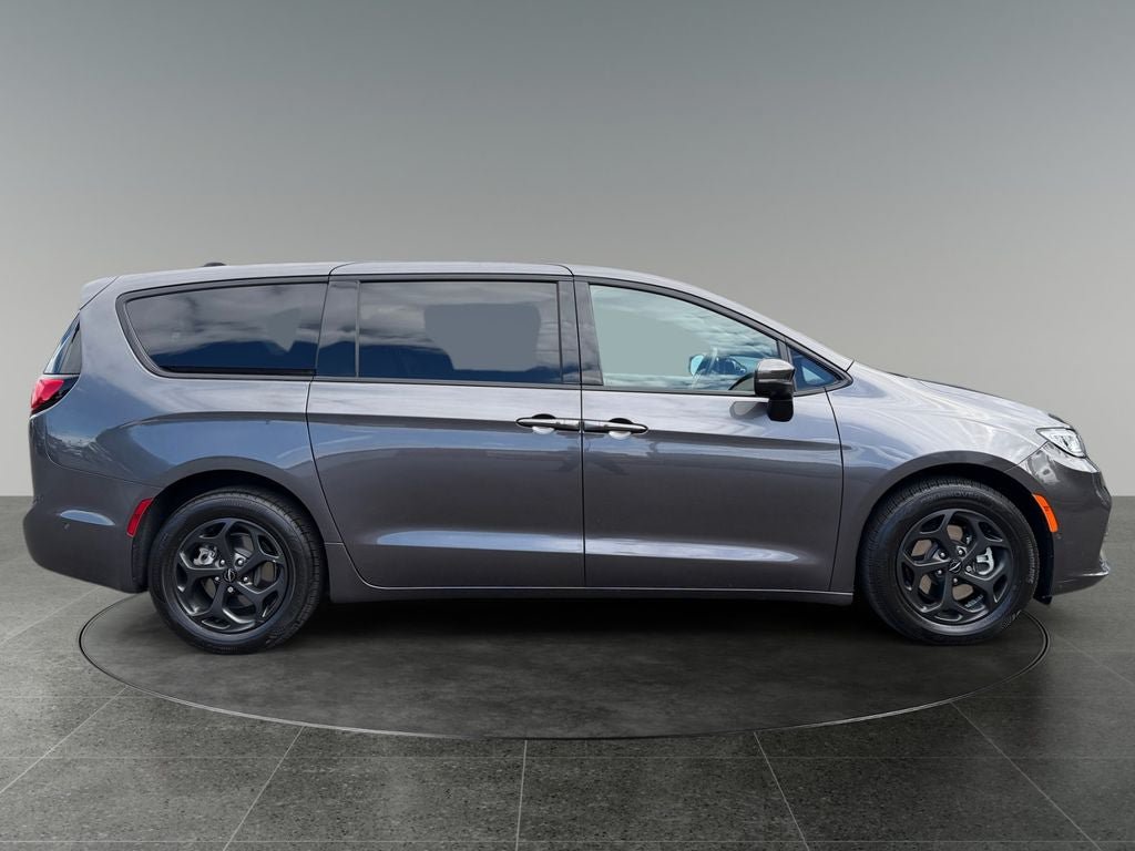 Used 2023 Chrysler Pacifica Touring-L w/ S Appearance Package FWD image 10