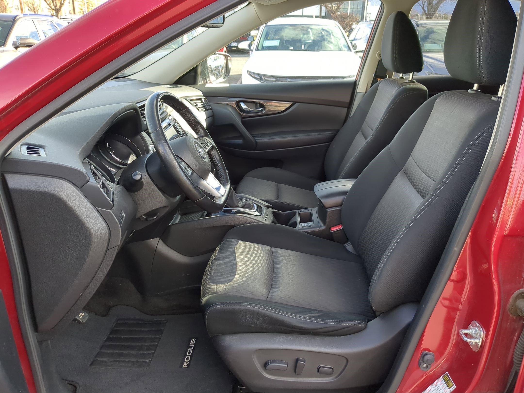 Used 2017 Nissan Rogue SV w/ SV Premium Package image 27