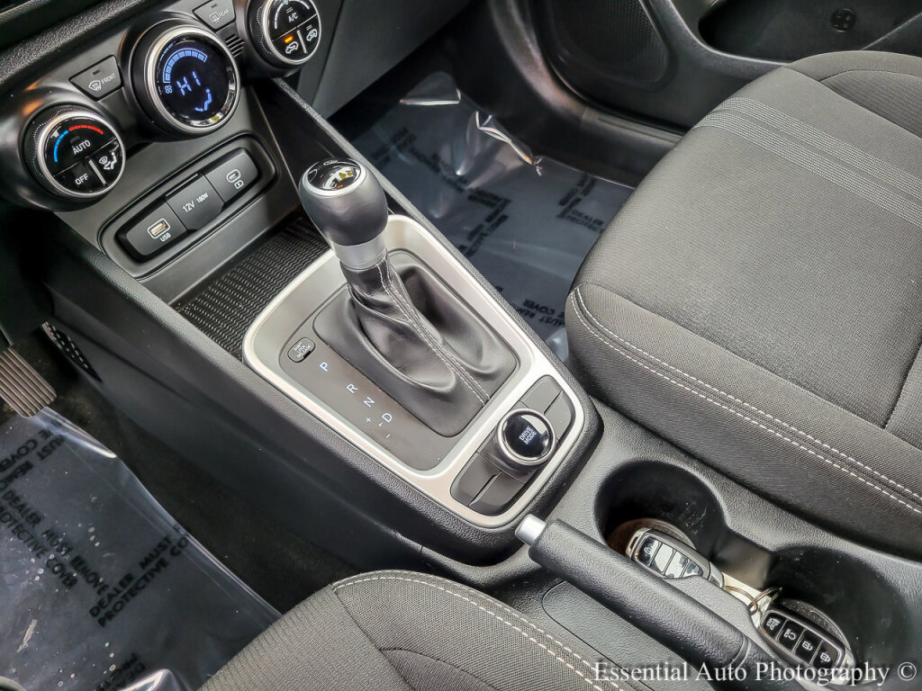 Used 2024 Hyundai Venue SEL image 25