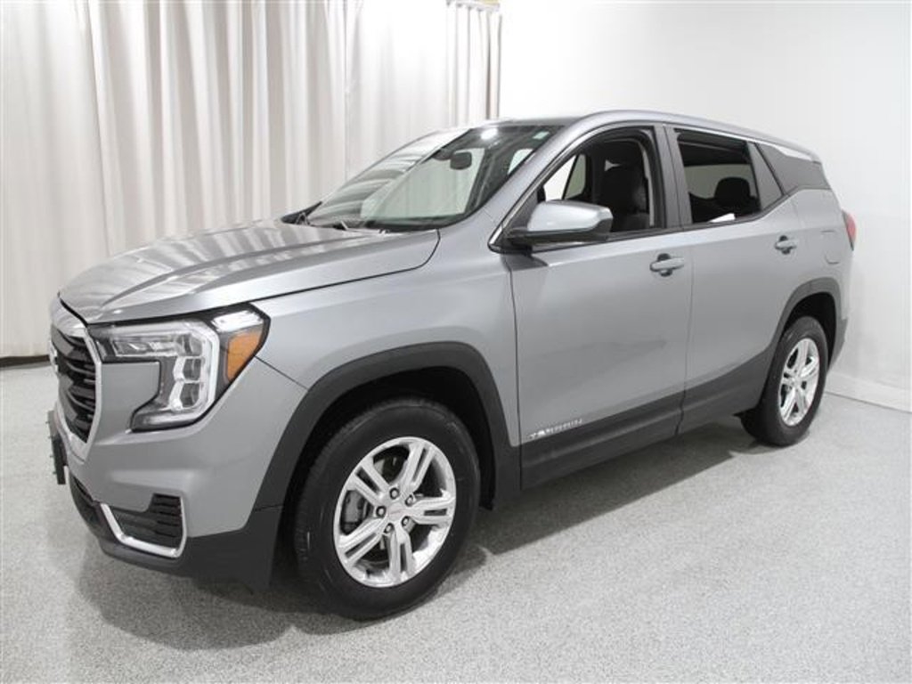 Used 2024 GMC Terrain SLE image 3