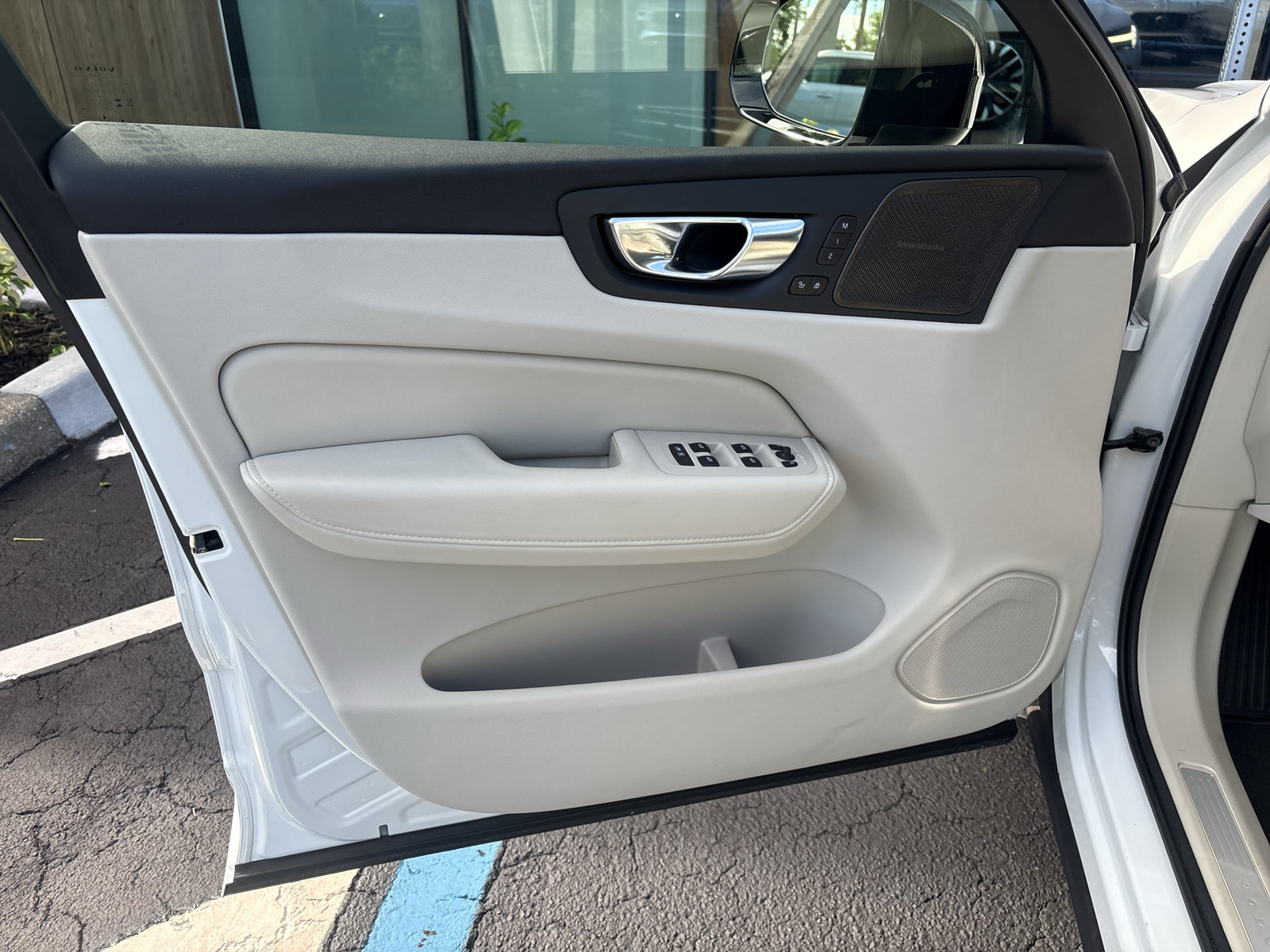 Certified 2025 Volvo XC60 T8 Ultra w/ Protection Package Premier AWD/4WD image 18