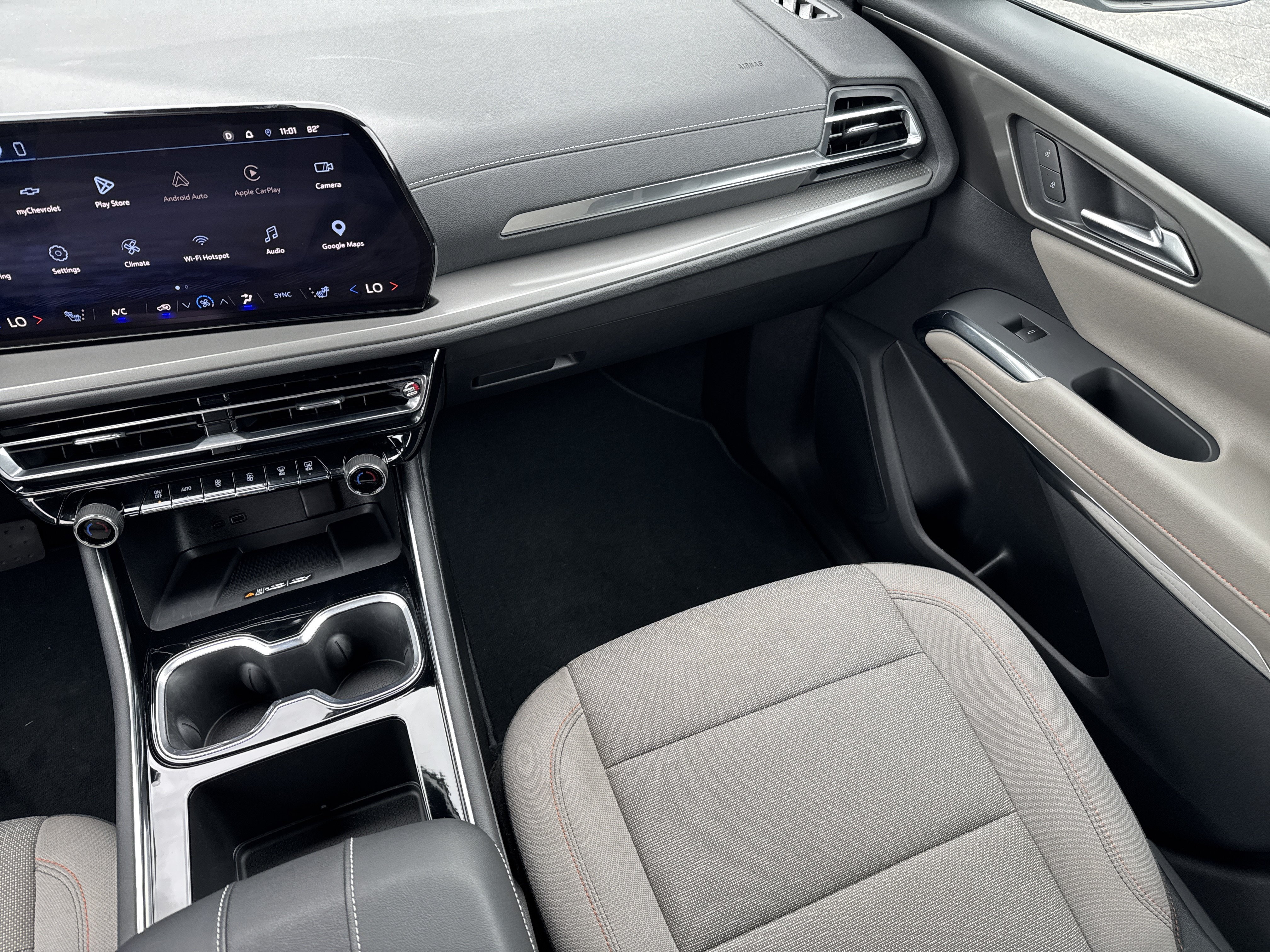 Used 2026 Chevrolet Traverse LT FWD image 19