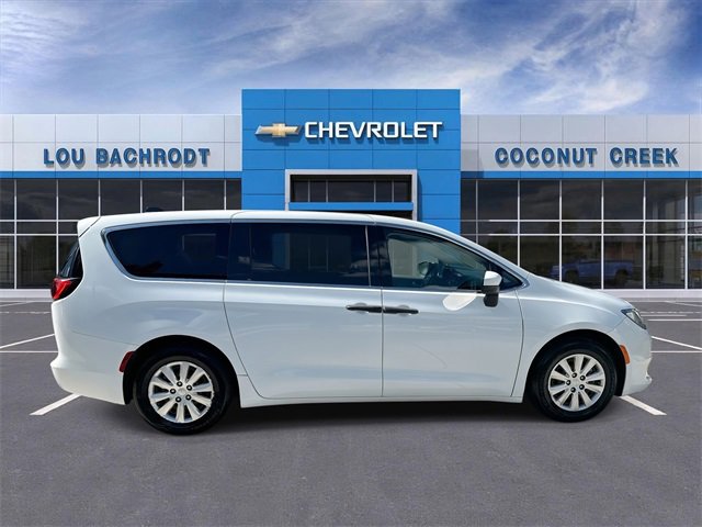 Used 2021 Chrysler Voyager L image 9