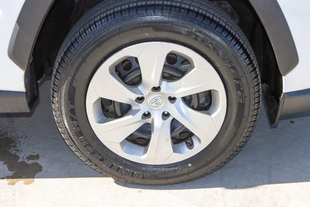 Used 2022 Toyota RAV4 LE AWD/4WD image 38