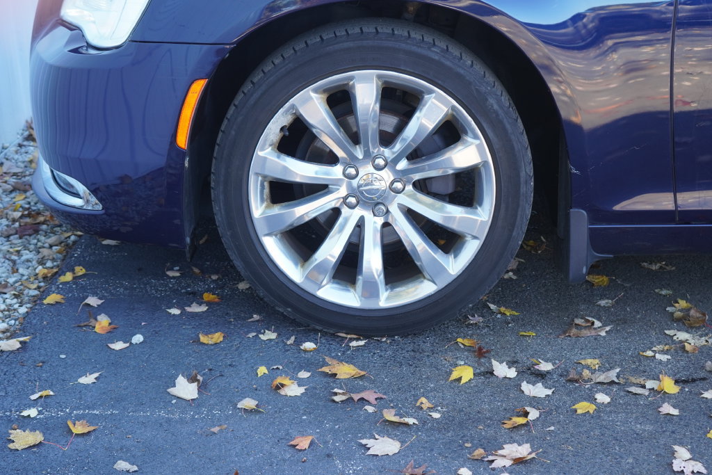 Used 2017 Chrysler 300 Limited w/ Value Package RWD image 6
