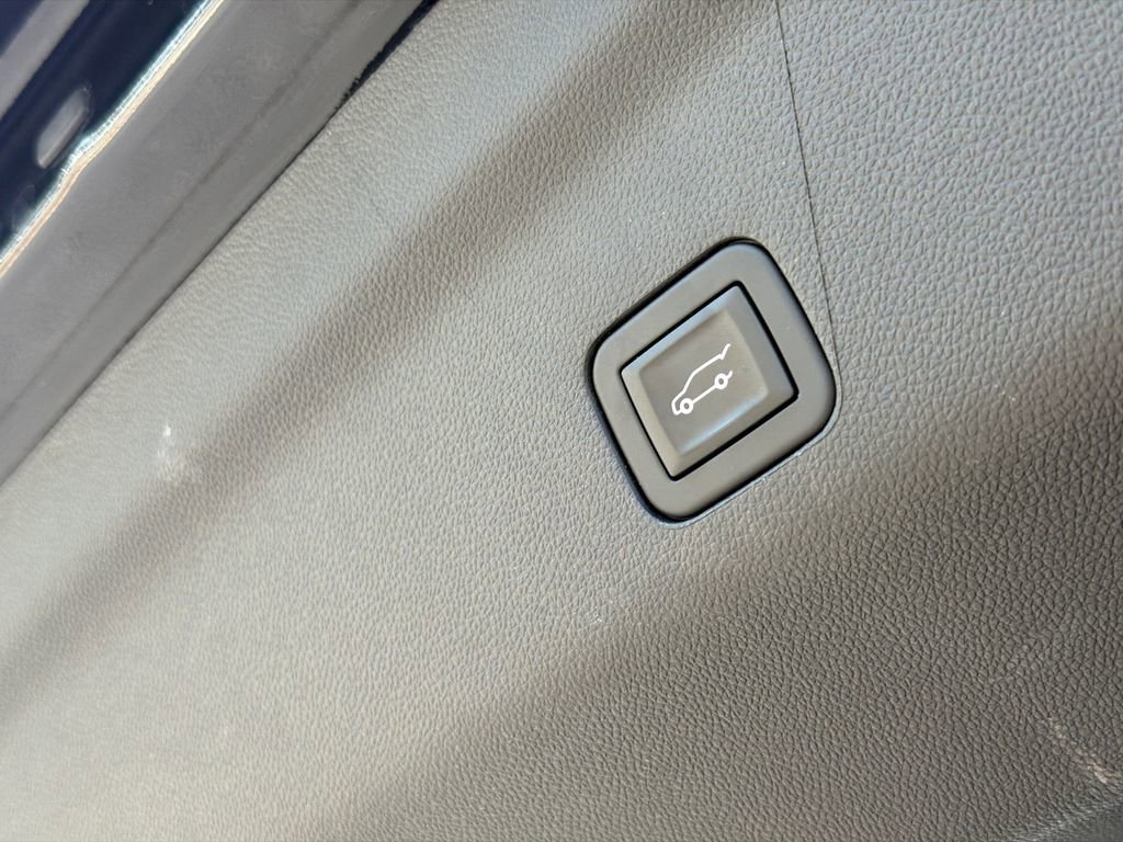 Used 2025 Chevrolet Suburban Z71 AWD/4WD image 10