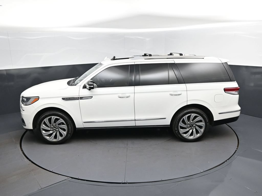 Used 2023 Lincoln Navigator Reserve AWD/4WD image 32