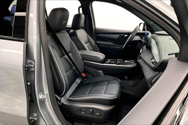 Used 2025 Buick Enclave Sport Touring image 8