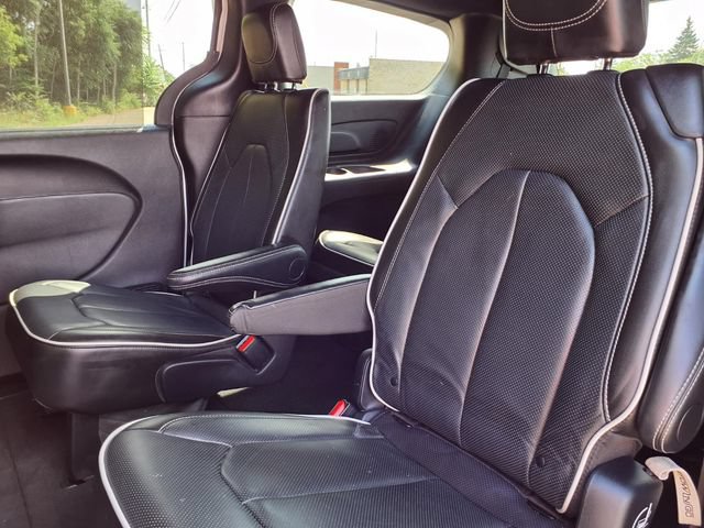 Used 2026 Chrysler Pacifica Limited w/ S Appearance Package FWD image 7