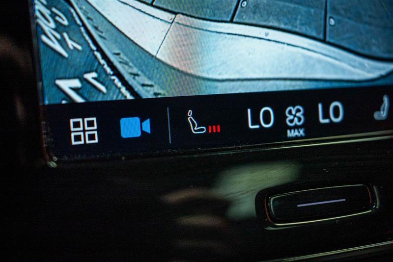 Used 2023 Volvo XC40 B4 Ultimate image 23