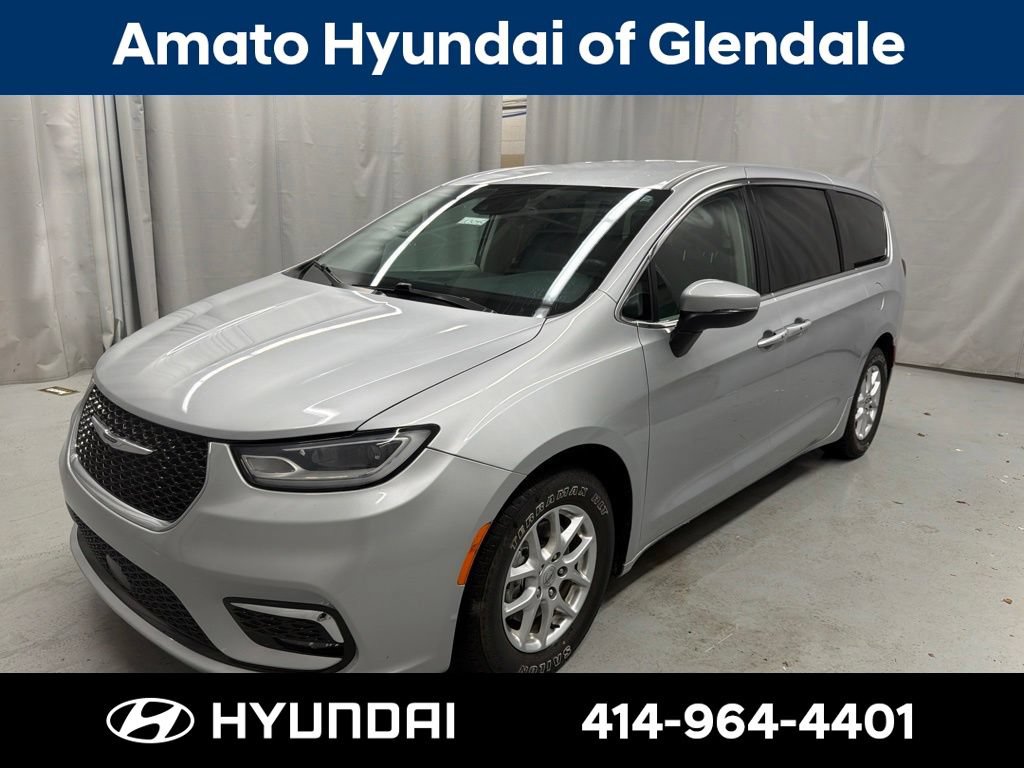 Used 2023 Chrysler Pacifica Touring-L FWD image 1