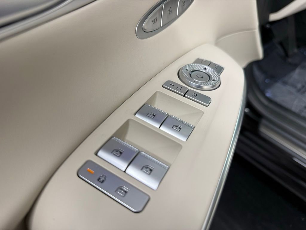 Used 2026 Genesis GV70 2.5T Select image 13