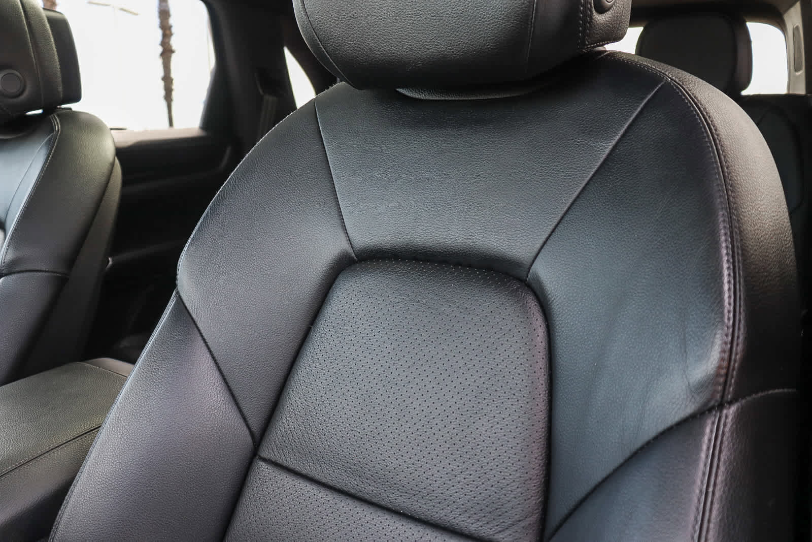 Used 2021 Porsche Cayenne w/ Driver Memory Package image 26