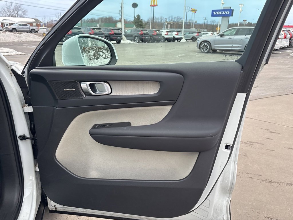 Certified 2023 Volvo XC40 B5 Plus w/ Protection Package Premier image 32
