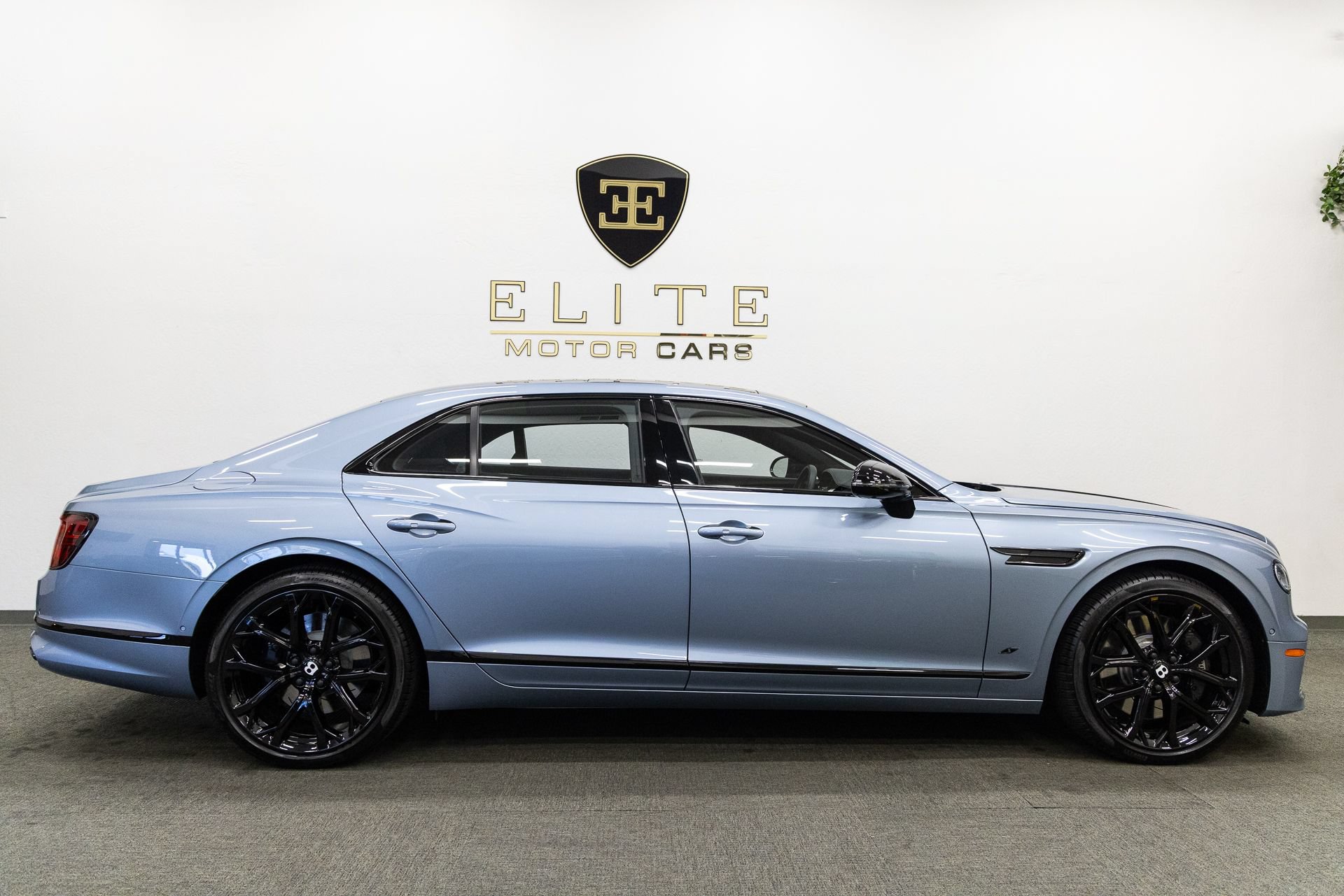 Used 2024 Bentley Flying Spur Plug-In Hybrid AWD/4WD image 9