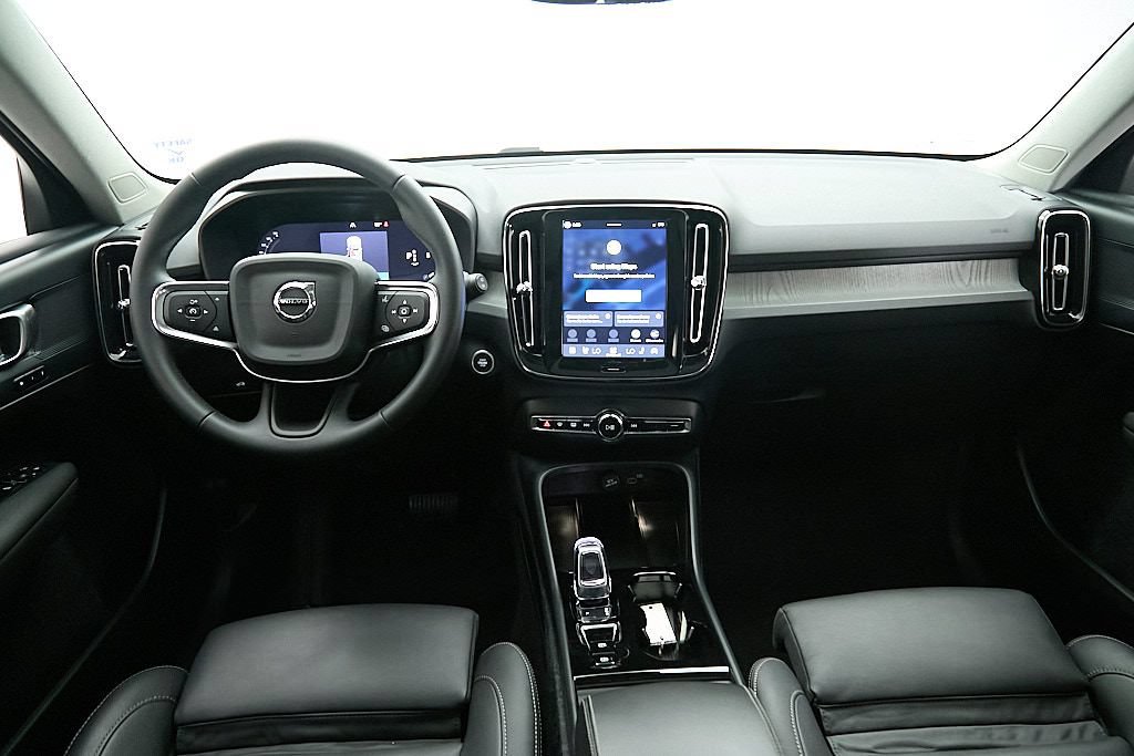 Certified 2026 Volvo XC40 B5 Plus AWD/4WD image 25