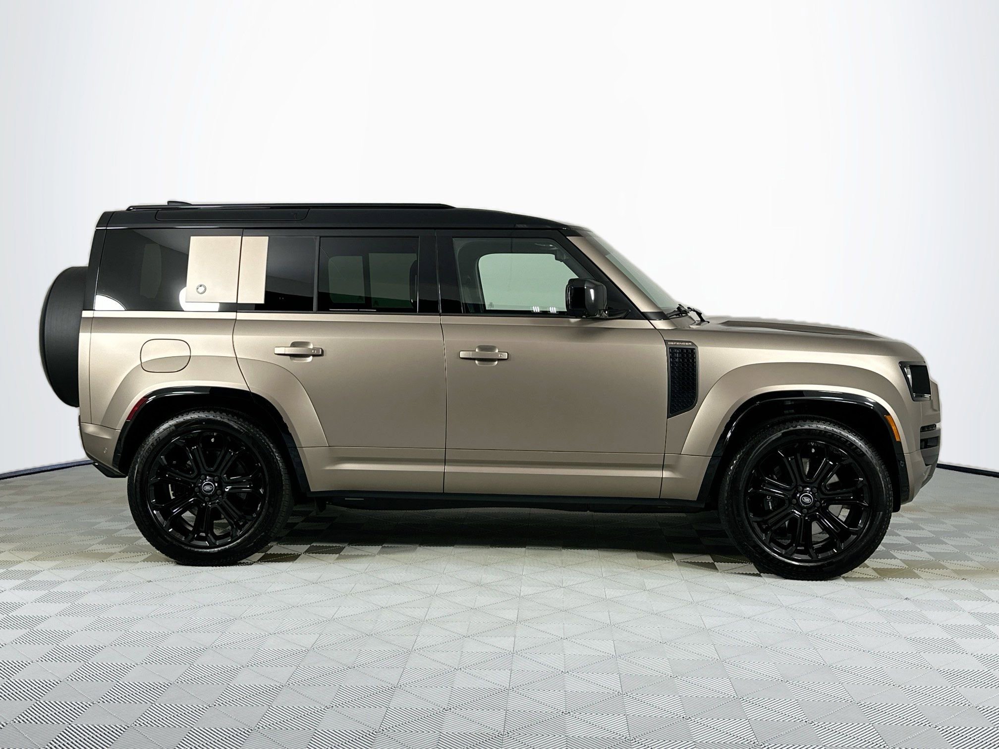 Used 2025 Land Rover Defender 110 image 4