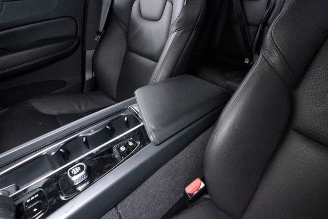 Certified 2025 Volvo XC60 B5 Core image 11