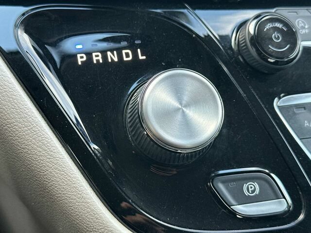 Used 2023 Chrysler Pacifica Touring-L FWD image 25