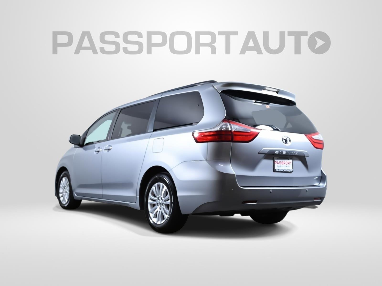 Used 2017 Toyota Sienna XLE image 4