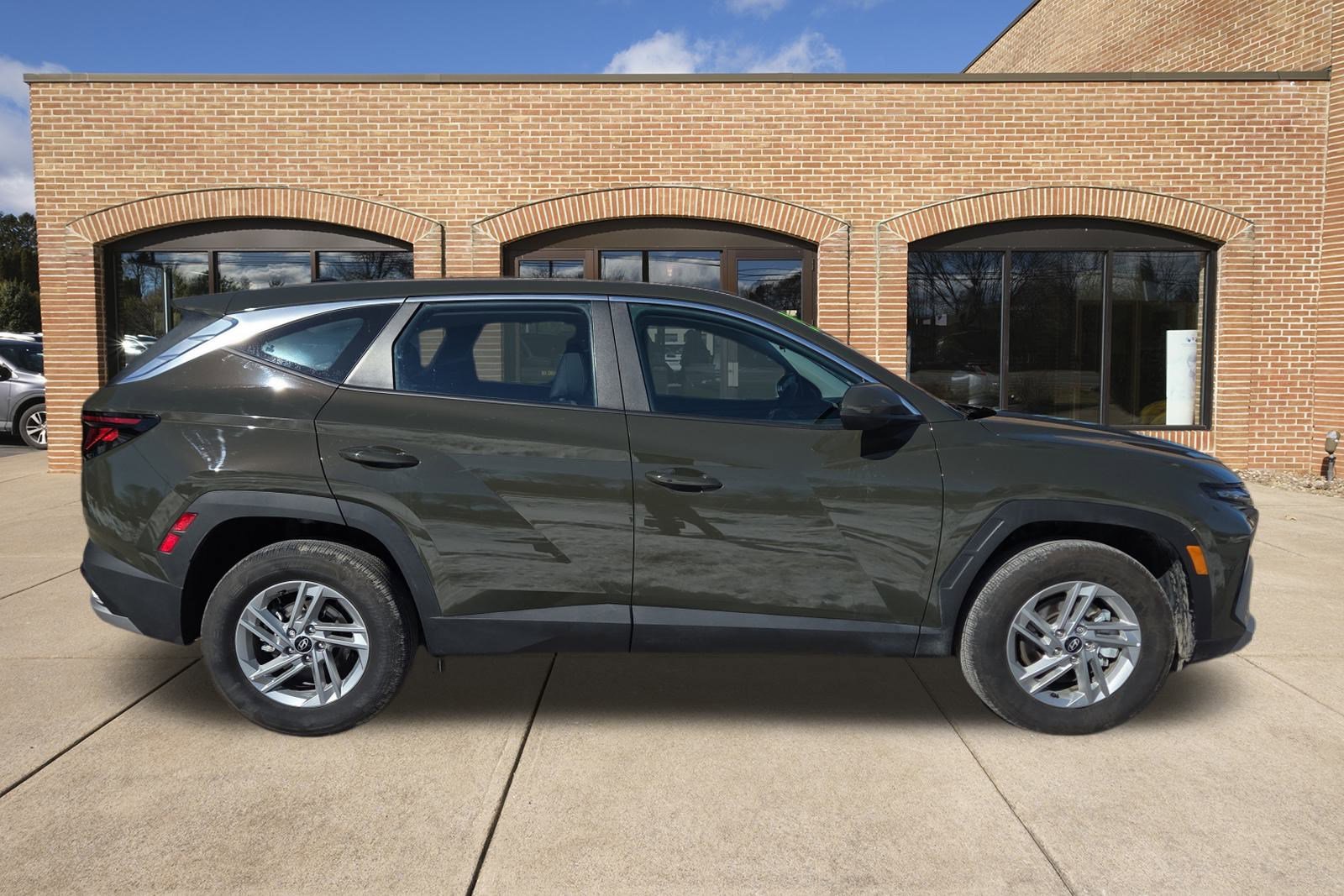 Certified 2025 Hyundai Tucson SE image 2
