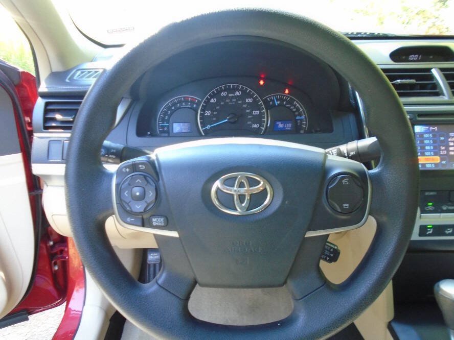 Used 2012 Toyota Camry LE FWD image 12