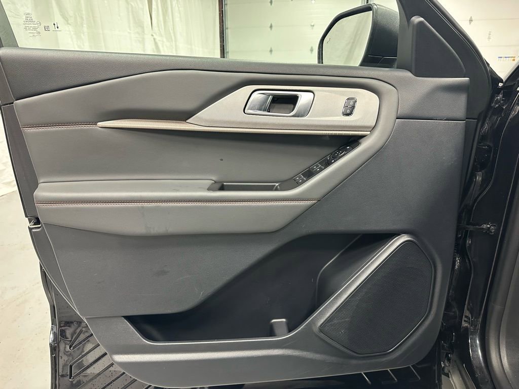 Used 2025 Ford Explorer Active AWD/4WD image 8