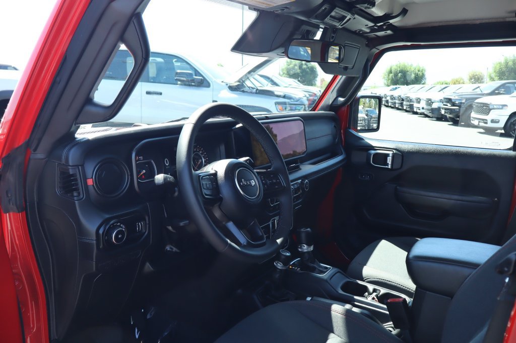 Certified 2025 Jeep Wrangler Unlimited Rubicon AWD/4WD image 17