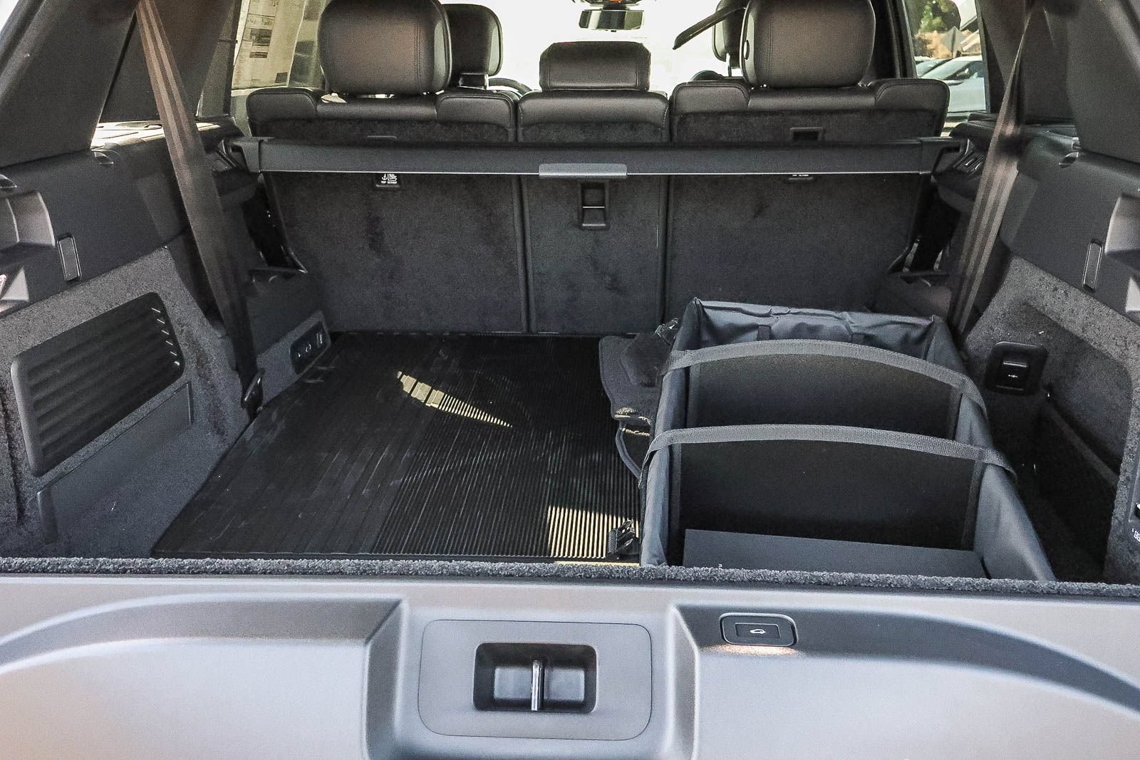New 2026 Land Rover Range Rover Long Wheelbase SE AWD/4WD image 26