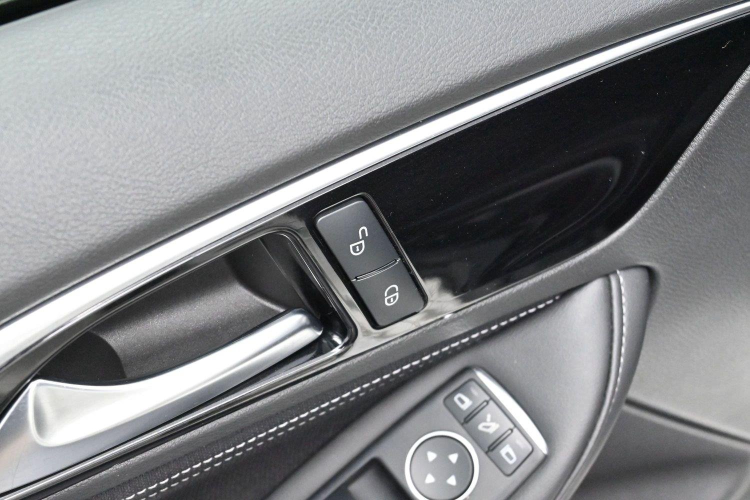 Used 2018 INFINITI QX30 FWD image 10