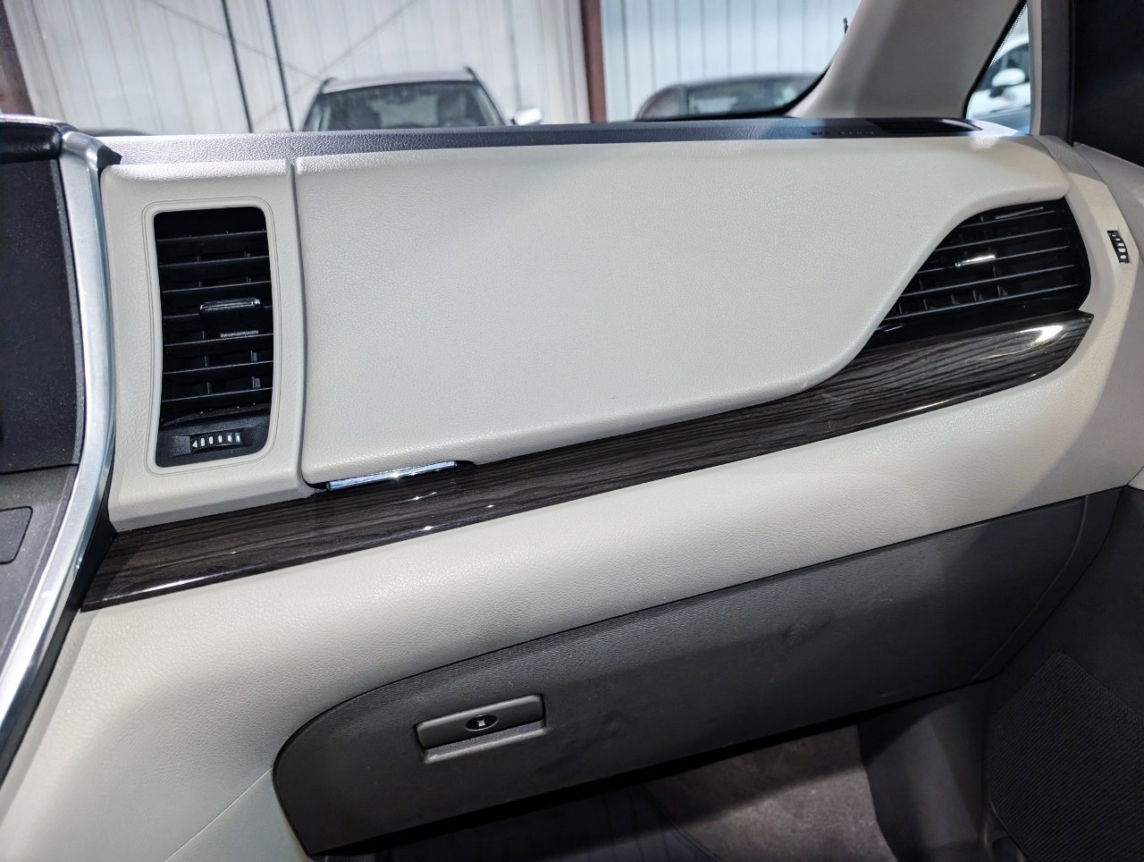 Used 2017 Toyota Sienna XLE image 37