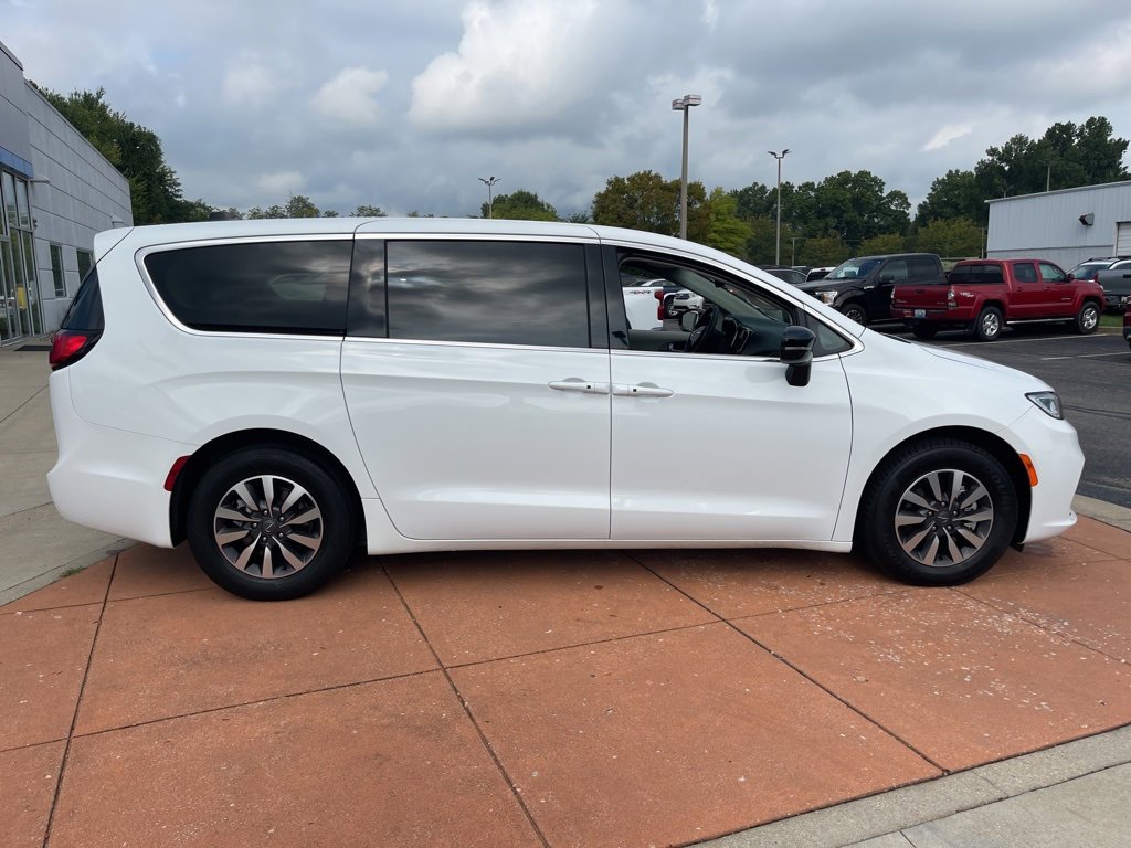 Used 2024 Chrysler Pacifica Select image 24