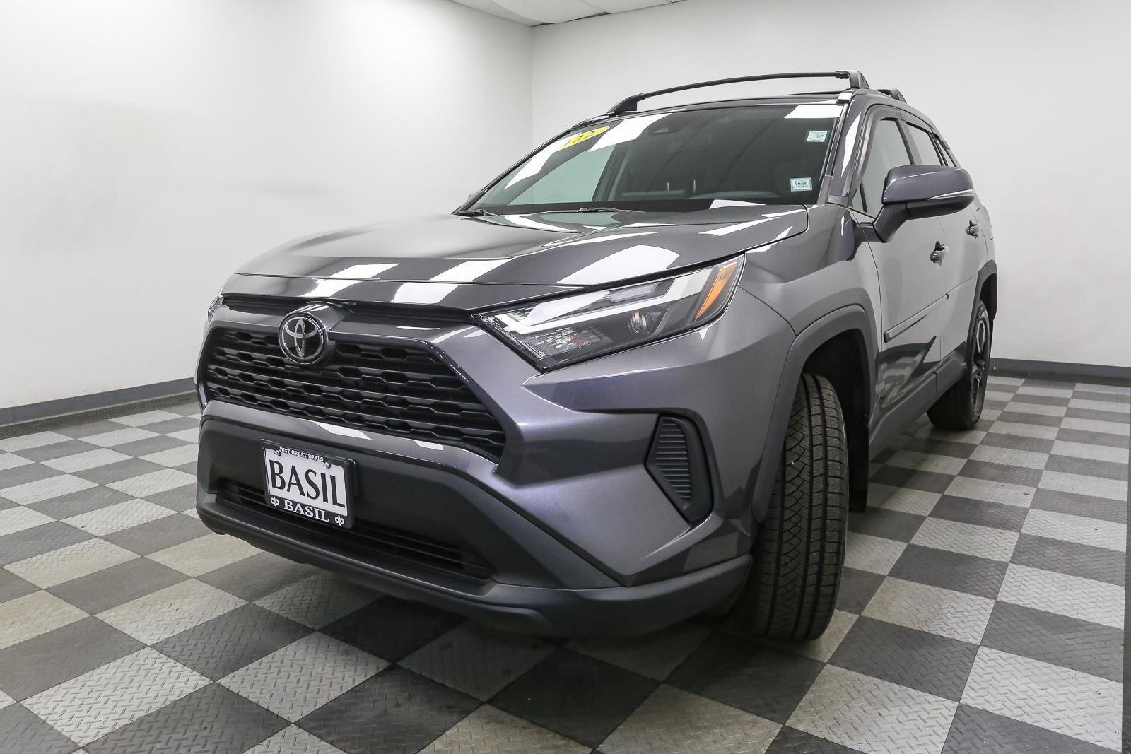 Used 2022 Toyota RAV4 XLE w/ XLE Grade Weather Package AWD/4WD image 4