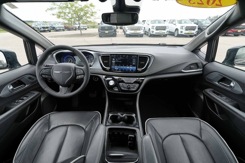 Used 2025 Chrysler Pacifica Limited FWD image 27