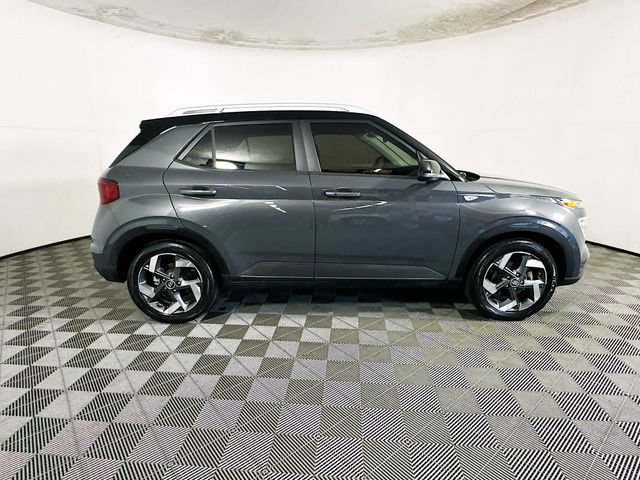 Used 2023 Hyundai Venue Limited w/ Cargo Package FWD image 2