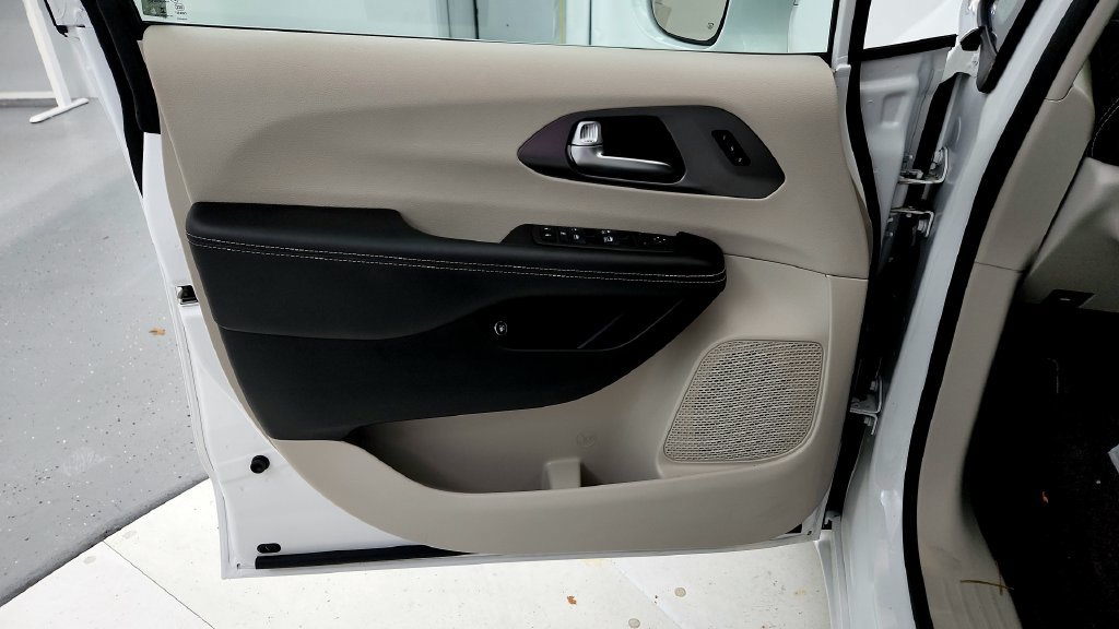 Used 2022 Chrysler Pacifica Touring-L FWD image 23