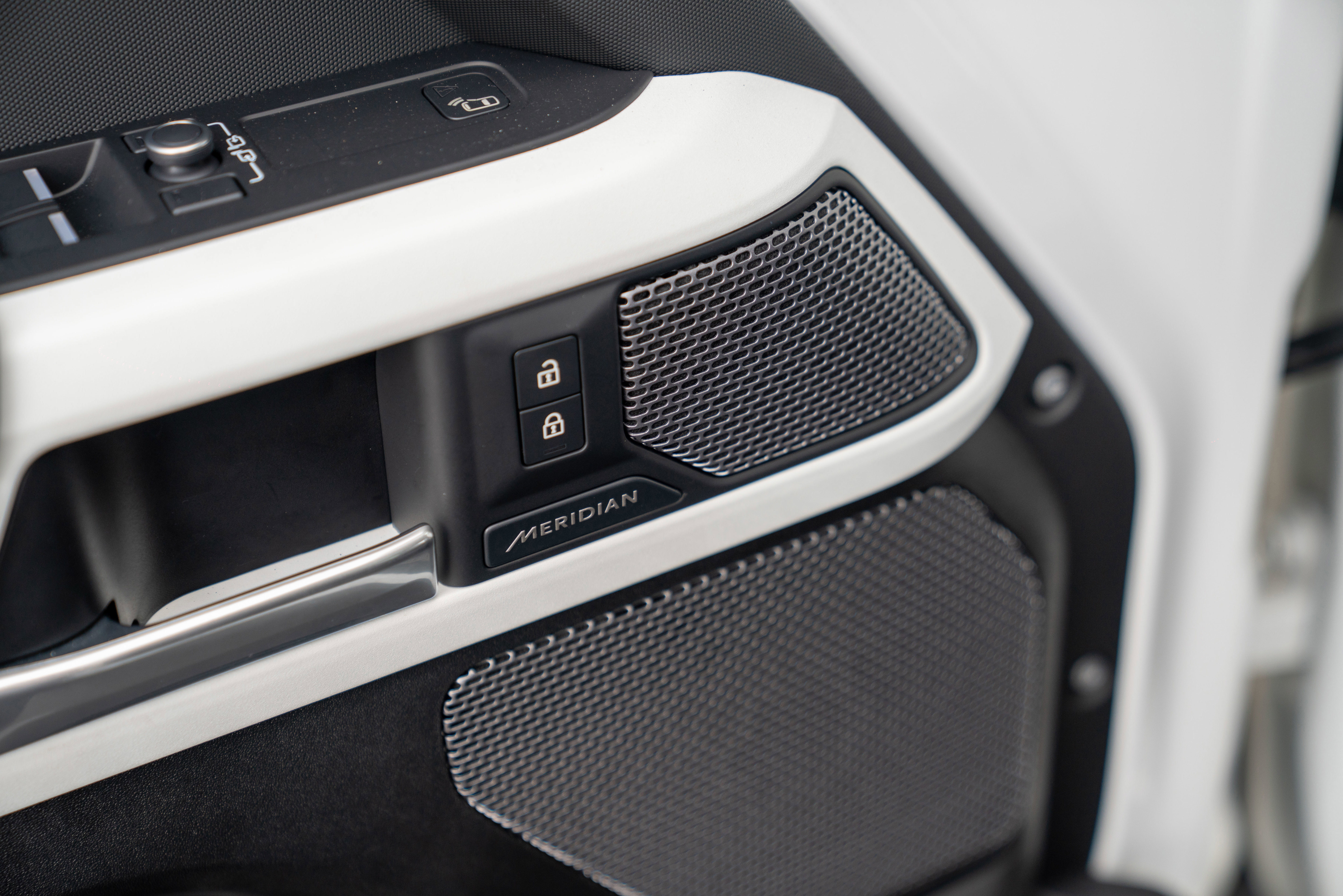 Used 2022 Land Rover Defender 90 X-Dynamic S image 15