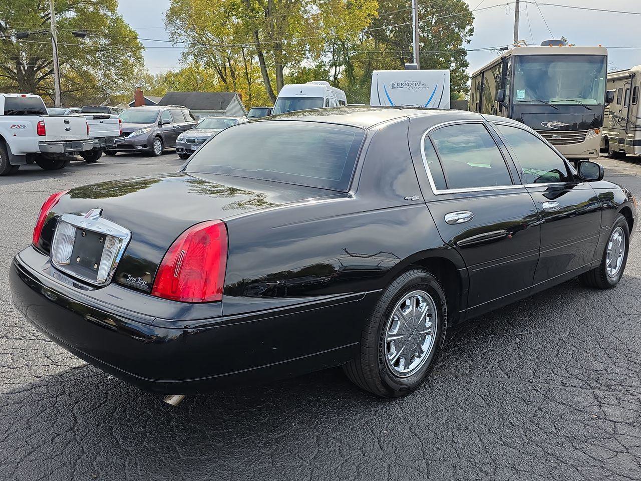 Used 1999 Lincoln Town Car Signature image 2