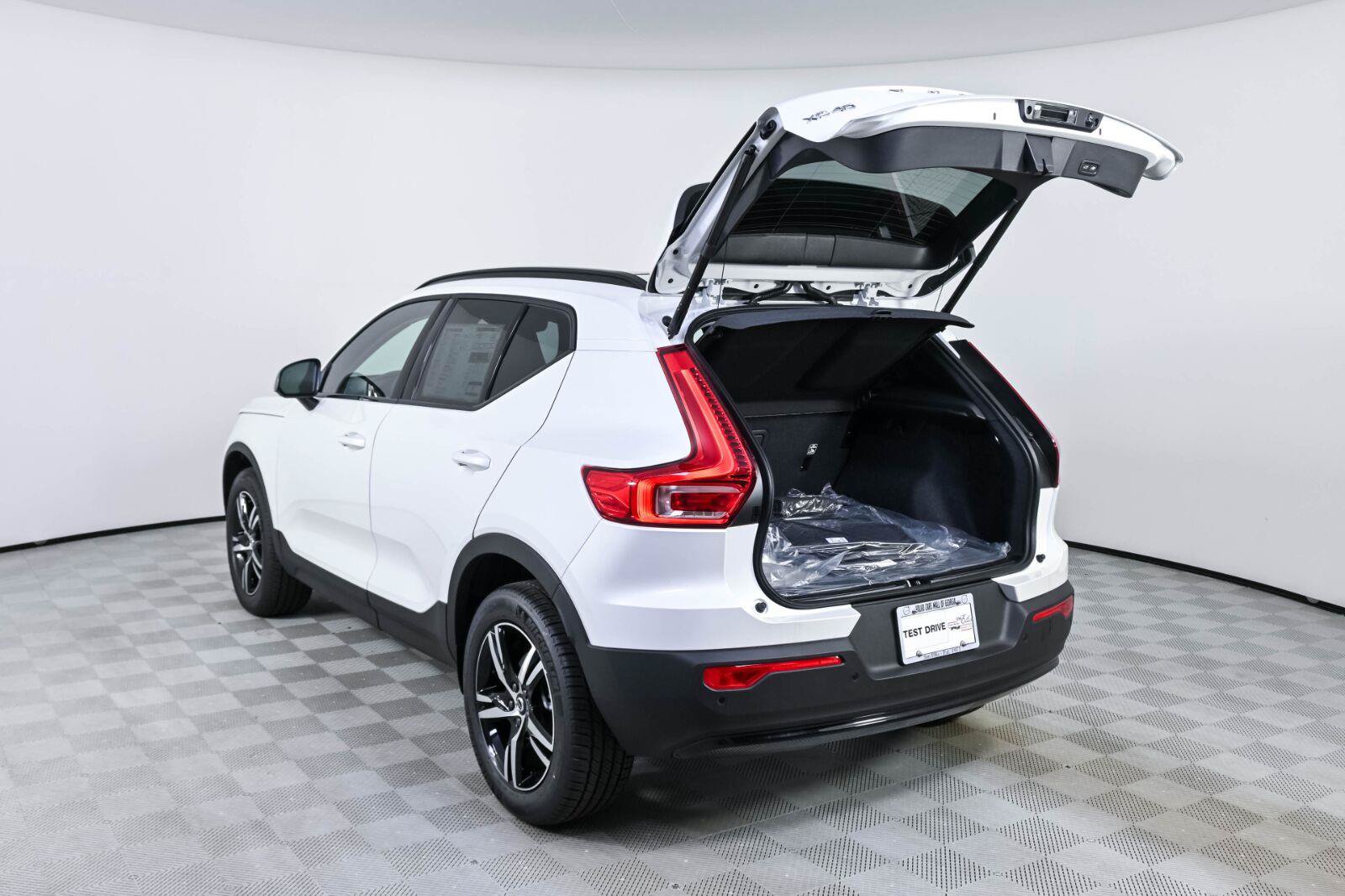 New 2026 Volvo XC40 B5 Core w/ Protection Package Premier AWD/4WD image 31