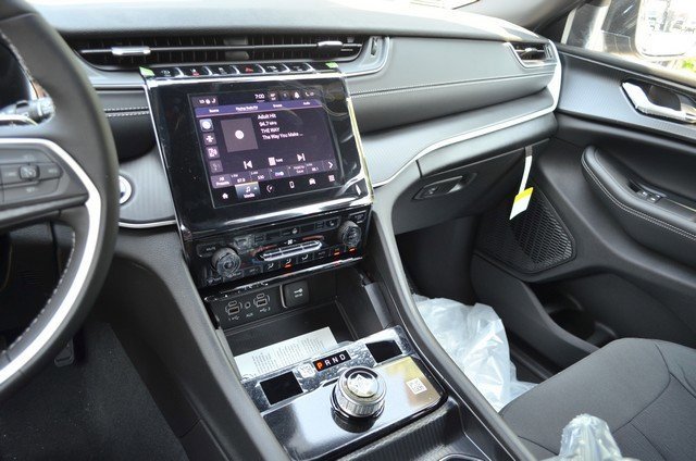 New 2025 Jeep Grand Cherokee L Laredo w/ Luxury Tech Group I image 21