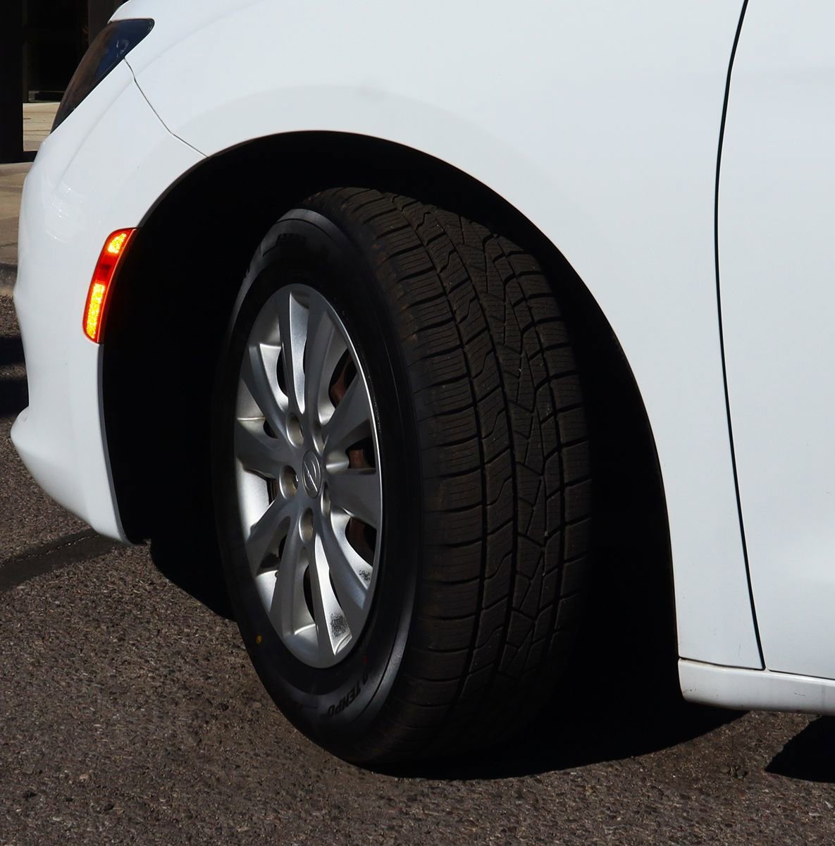 Used 2020 Chrysler Voyager L FWD image 5