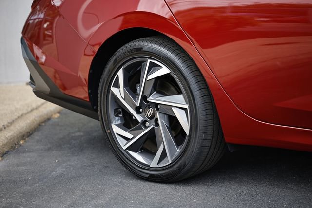 Certified 2025 Hyundai Elantra Limited FWD image 6