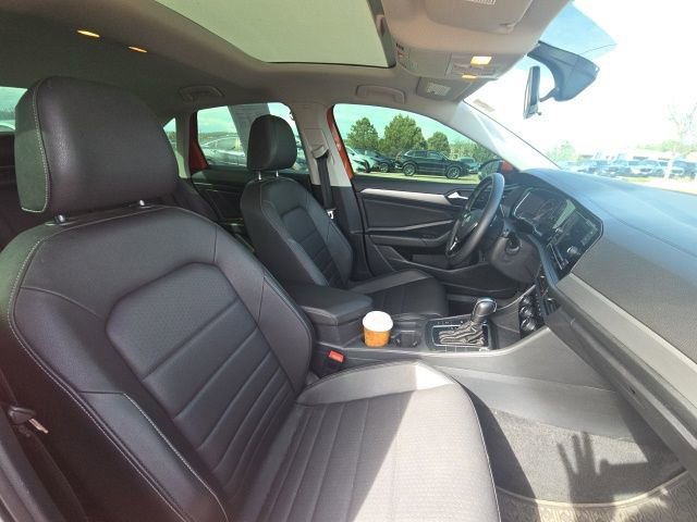 Used 2021 Volkswagen Jetta SE w/ SE Cold Weather Package image 13