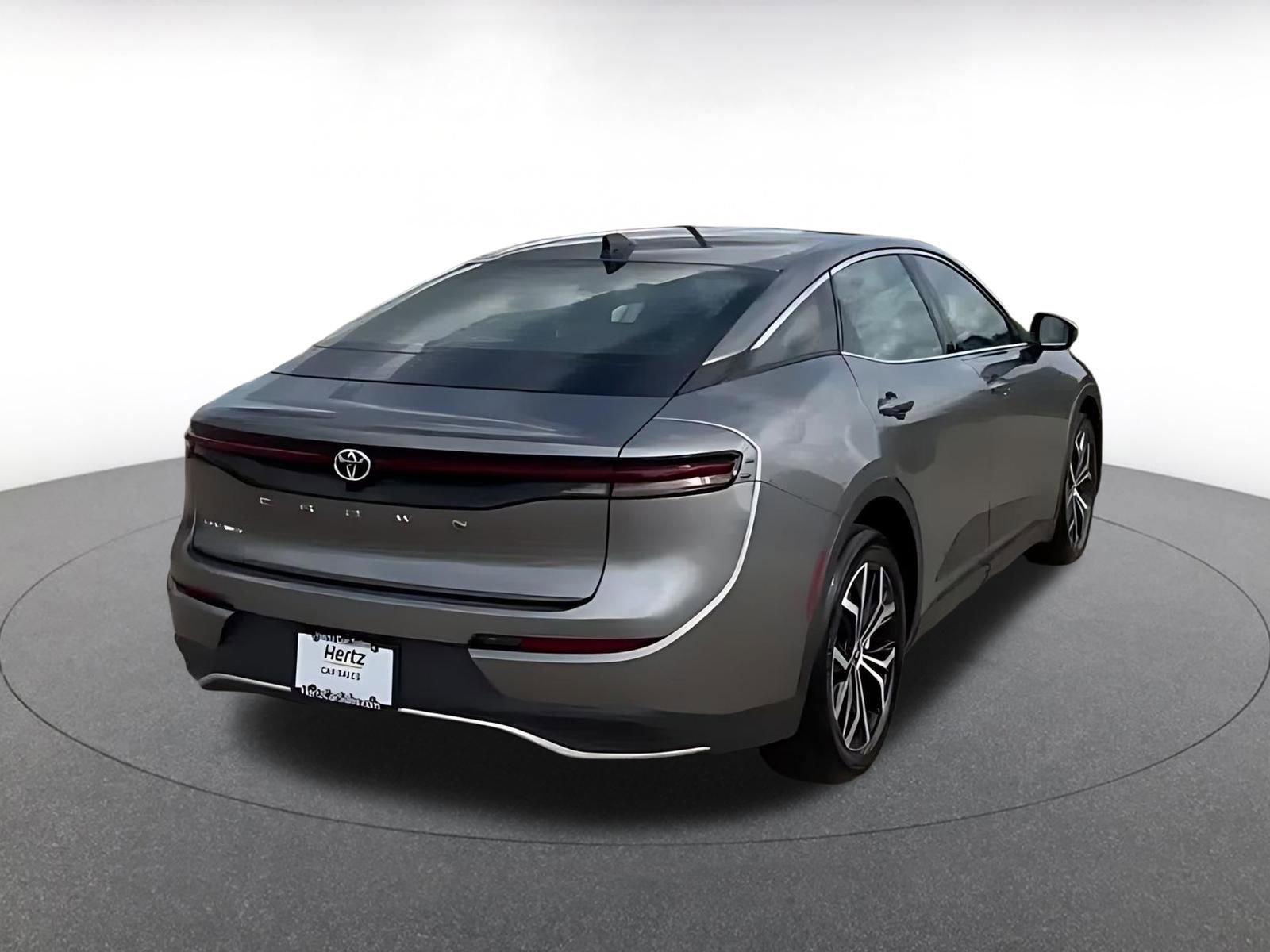 Used 2025 Toyota Crown XLE AWD/4WD image 11